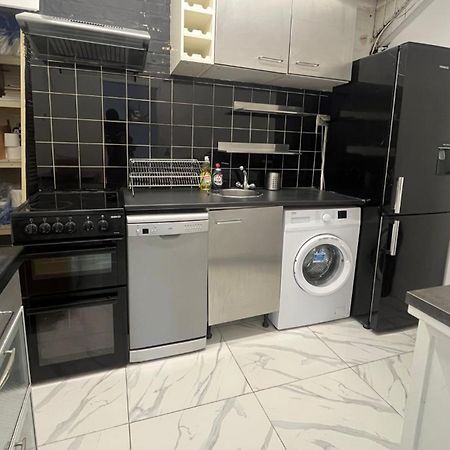 Nifty 2 Bedroom Flat In Goswell Rd Лондон Екстериор снимка