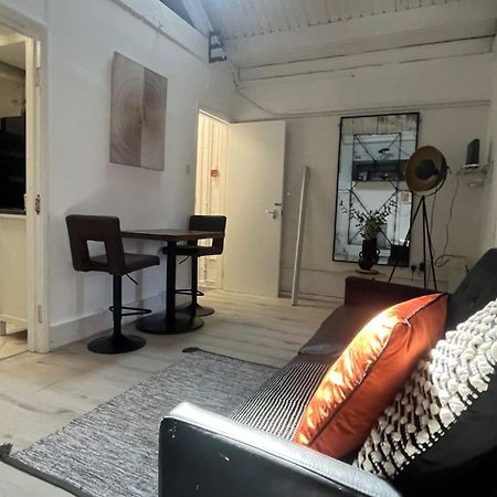 Nifty 2 Bedroom Flat In Goswell Rd Лондон Екстериор снимка