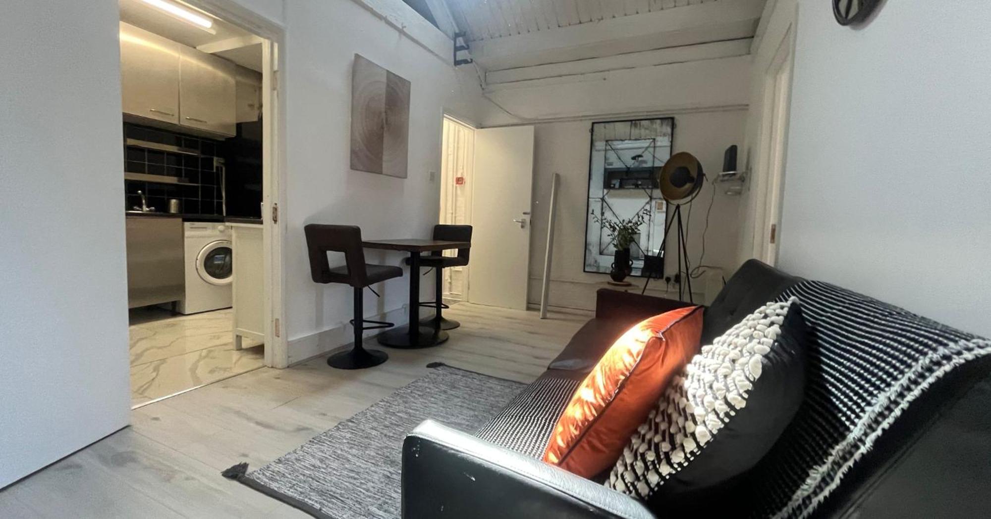 Nifty 2 Bedroom Flat In Goswell Rd Лондон Екстериор снимка